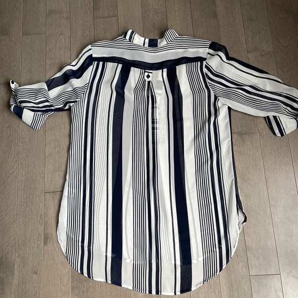 Tacera Sz M short sleeve tunic blouse. Like new - Picture 2 of 5